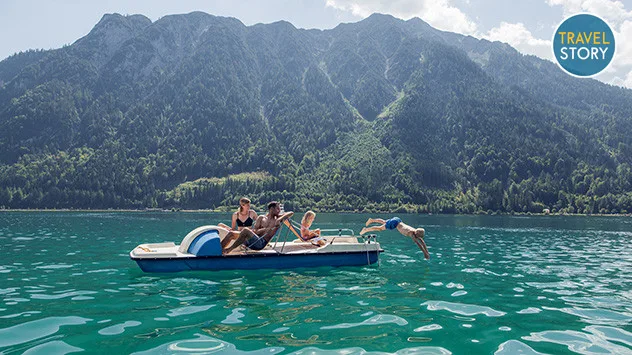 Kopfüber ins Vergnügen. Tretbootfahren am Achensee.