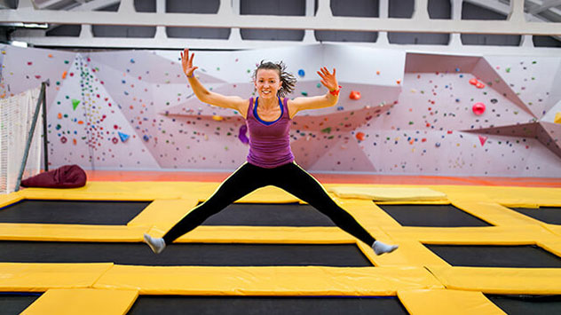 Immer beliebter werden Trampolin-Hallen. Trampolinspringen macht vor allem Spaß, aber auch der Fitness-Aspekt kommt nicht zu kurz. 