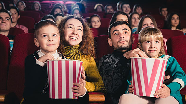 Ein Kinobesuch ist zwar eher ein passiver, aber durchaus ein sehr unterhaltsamer Zeitvertreib.