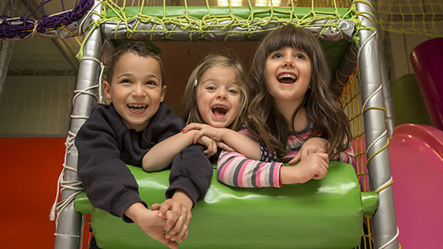 Eine Alternative zum Toben draußen an der frischen Luft ist für die Kleinen der Indoor-Spielplatz. 