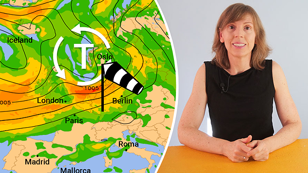 Das Bild zeigt eine Wettermoderatorin, die an einem Tisch sitzt. Links neben ihr ist eine Europakarte mit einer Wettervorhersage zu sehen. Darauf sind Regengebiete in Grün, Gelb und Orange sowie ein Tiefdruckgebiet über Nordeuropa eingezeichnet. Weiße Pfeile verdeutlichen die Drehbewegung des Tiefs, während ein Windsack über Norddeutschland auf kräftigen Wind hinweist.