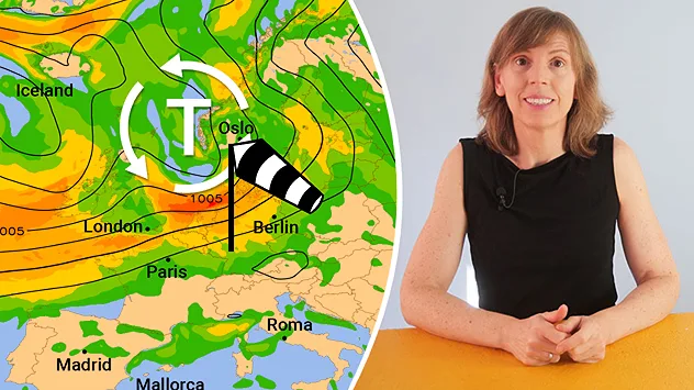 Das Bild zeigt eine Wettermoderatorin, die an einem Tisch sitzt. Links neben ihr ist eine Europakarte mit einer Wettervorhersage zu sehen. Darauf sind Regengebiete in Grün, Gelb und Orange sowie ein Tiefdruckgebiet über Nordeuropa eingezeichnet. Weisse Pfeile verdeutlichen die Drehbewegung des Tiefs, während ein Windsack über Norddeutschland auf kräftigen Wind hinweist.