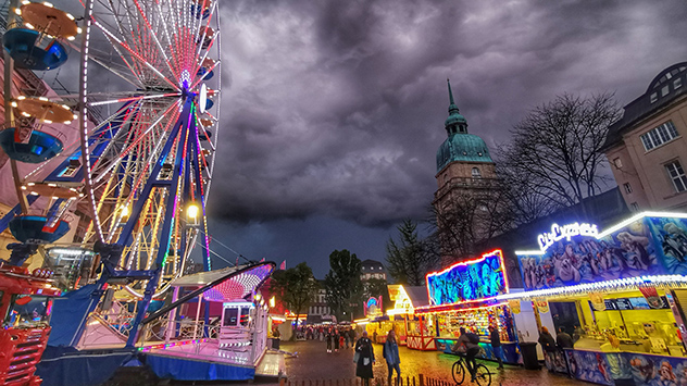 Bei Darmstadt verdunkelt sich der Himmel plötzlich. Starke Regengüsse ziehen über die Frühjahrsmess'. 