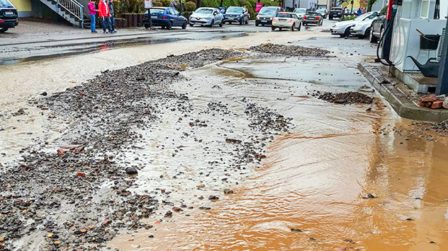 Unwetterartige Regenfälle haben im Norden Baden-Württembergs Straßen überflutet.
