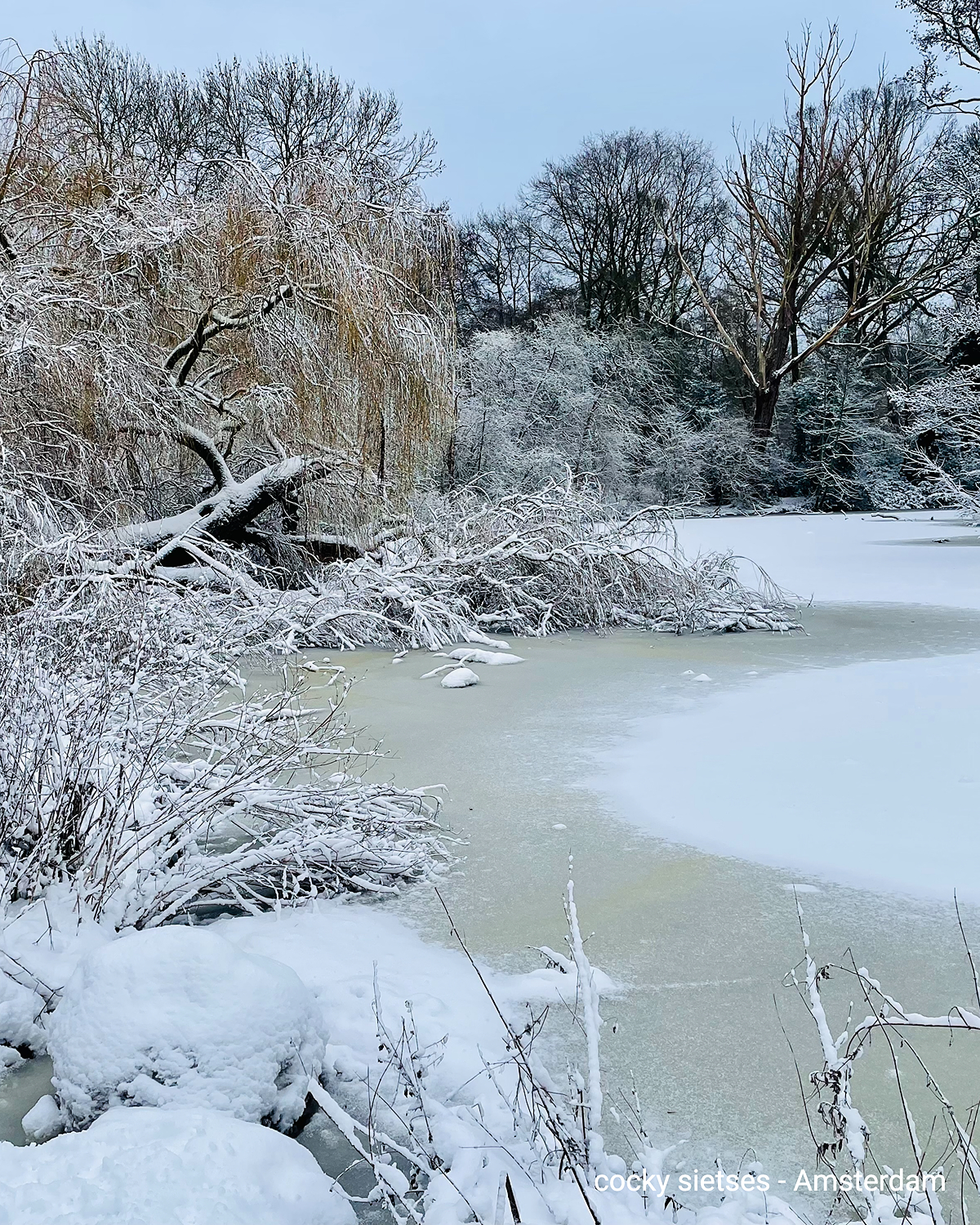 Agua congelada con nieve en Ámsterdam.
