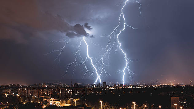 Auch in der Nacht dauern die schweren Gewitter am Mittelmeer weiter an. 