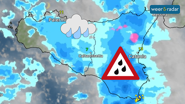 Weerradar met regengebieden boven Sicilië. Steden als Palermo, Catania en Messina zijn gemarkeerd.