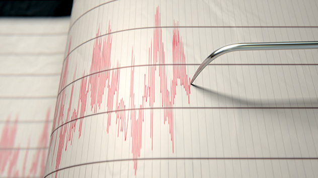 Ein sogenannter Seismograph zeichnet ein Erdbeben auf.