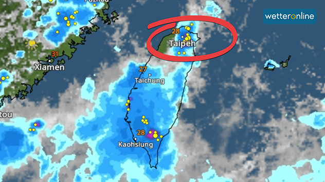 Radarbild von Taiwan mit ausgeprägten Niederschlagsfeldern über Taipeh, dazu viele Blitzsymbole und Temperaturen um 27–28  Grad