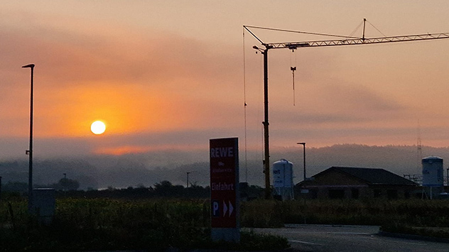 Sonnenaufgang im Nebel des Flusses Regen 