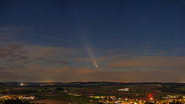© Richard Mayr Der Schweifstern ist kurz nach Sonnenuntergang genau im Westen dicht über dem Horizont zu sehen, hier bei Peuerbach in Oberosterreich.