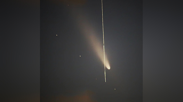 © Tomasz Grzywacz via WetterMelder Deutschland Doppeltes Foto-Glück: Eine Sternschnuppe huscht durch den Bildausschnitt und kreuzt den Kometen.