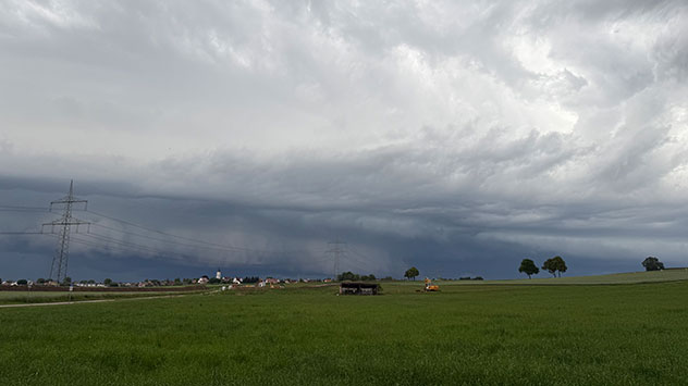© Monika Bail Aufziehendes Gewitter über Feld