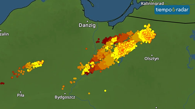 El mapa de rayos muestra numerosos rayos registrados el jueves en el norte de Polonia. Se registraron especialmente muchas descargas eléctricas entre Gdansk y Olsztyn.