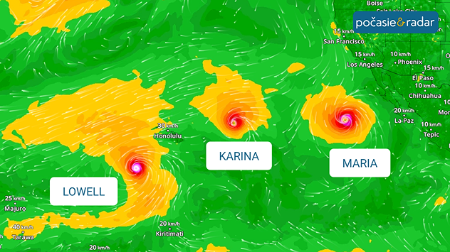 Veterná mapa severovýchodného Pacifiku s tromi tropickými systémami Lowell, Karina a Maria, znázornenými vírivými oblasťami silnejšieho vetra.