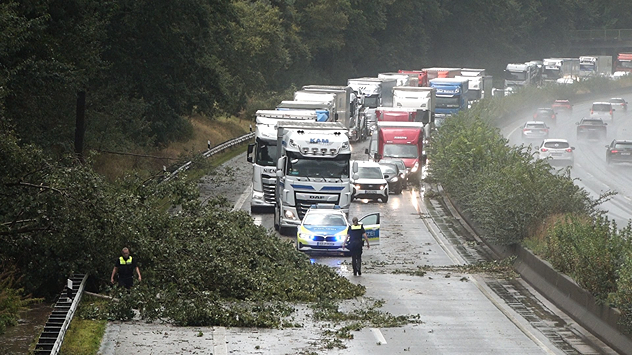 Ein umgestürzter Baum liegt auf der A27 in der Nähe von Achim bei Bremen