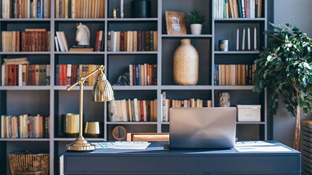 Bücherregal an der Wand