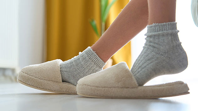 Socken und Hausschuhe