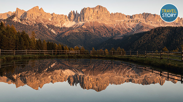 Berge spiegeln sich in einem See.