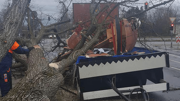 Baum stürzt auf einen Karnevalswagen 