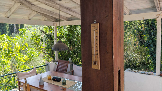 Thermometer im überdachten Gartenbereich