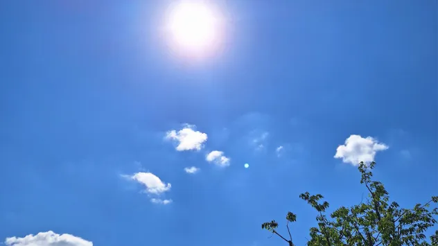 Über dem fränkischen Forchheim ist der Himmel fast makellos blau.