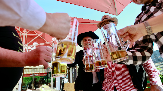 Männer halten Bierkrüge in der Hand