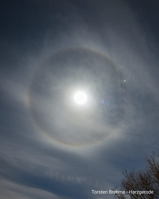 Die Sonne hat von Tag zu Tag immer mehr Kraft und durchdringt mühelos dünne Schleierwolken. Hier zaubert sie sogar einen bunten Halobogen ins Cirrusgewölk.