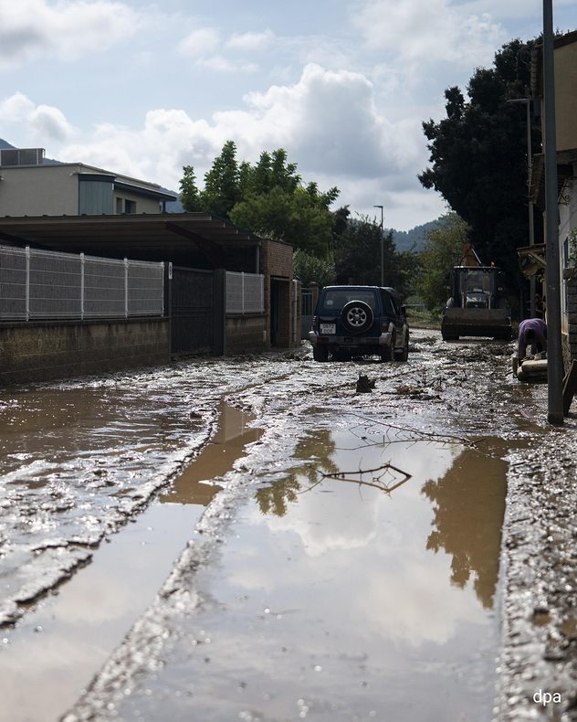 Una strada nei pressi di Barcellona è ricoperta di fango e acqua a seguito delle intemperie.