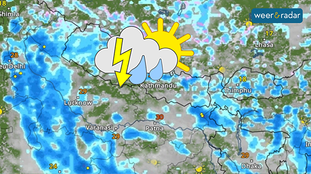 Weerkaart voor Nepal, Noord-India, Bhutan en Bangladesh met wijdverspreide regengebieden. Boven Kathmandu is een groot onweerssymbool weergegeven.
