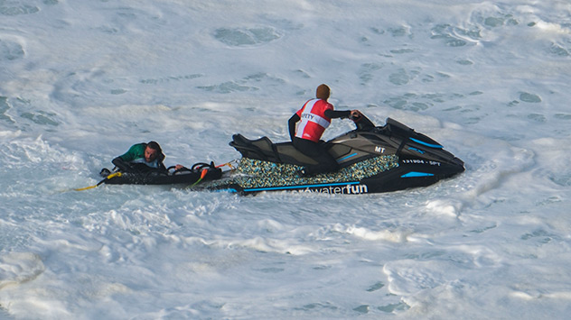 Surfer wird aus den Wellen gerettet