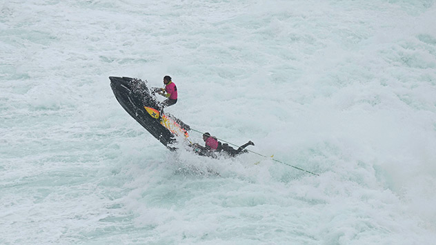 Jetski zieht Surfer in die Wellen