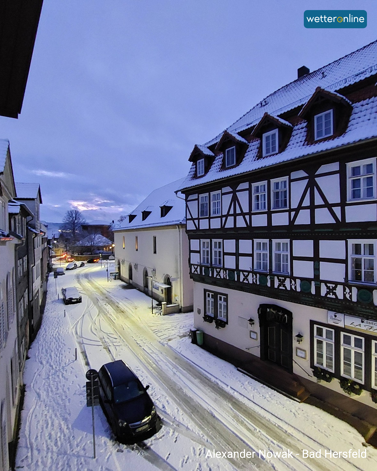Verschneite Straße mit Fachwerkhäusern in der Altstadt von Bad Hersfeld.