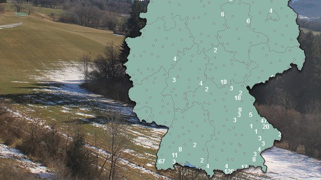 Deutschlandkarte mit Messpunkten zur Schneehöhe. Zahlen zeigen Schneehöhen in Zentimetern. Hintergrund mit winterlicher Landschaft und Schneeresten. (c) foto-webcam.eu