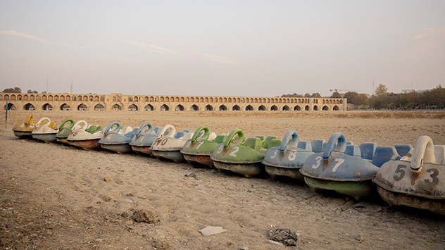 Ausgetrocknetes Flussbett im Iran - © dpa Ausgetrocknetes Flussbett im Iran