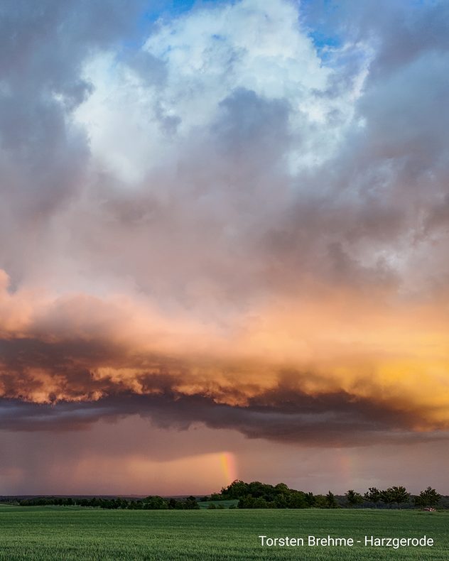 Schauer und Sonnenlicht dazu ein Regenbogen
