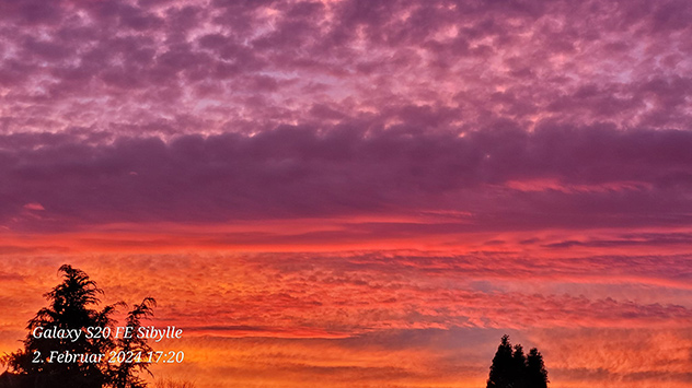 Feuriger Himmel mit orangen und lila Wolken über Allstedt.