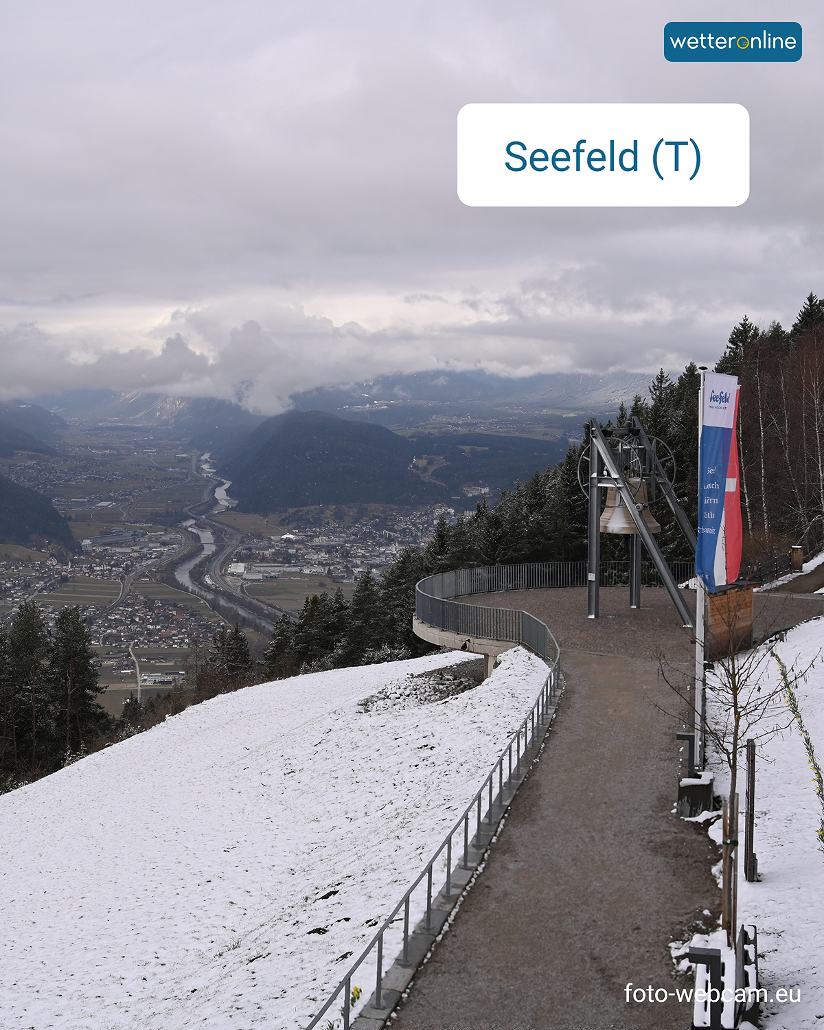 Das Bild zeigt eine winterliche Berglandschaft mit viel Schnee im Vordergrund.
