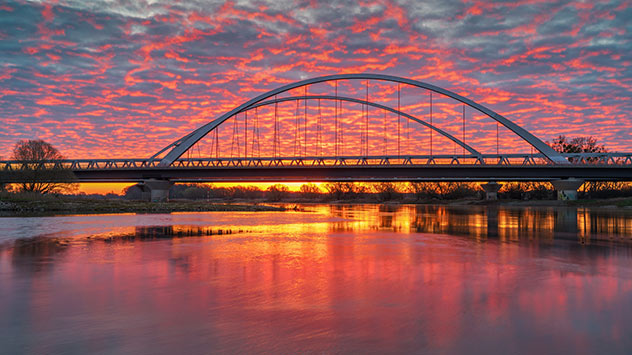 An der Elbbrücke in Lutherstadt Wittenberg startet der Tag mit einem glühenden Himmel.