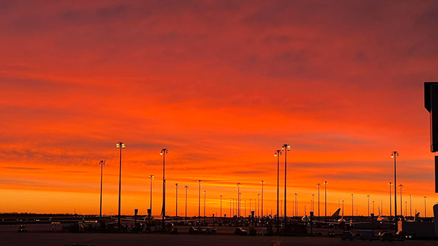 © Stu Telford via WetterMelder Deutschland Richtung Monatsende glüht der Himmel wieder in einigen Regionen, wie hier über dem Flughafen Halle/Leipzig.