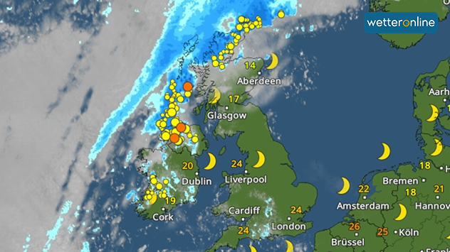 WetterRadar der Britischen Inseln bei Nacht. Über Schottland und Irland sind viele Gewitter mit zahlreichen Blitzen und Regenfeldern zu erkennen.
