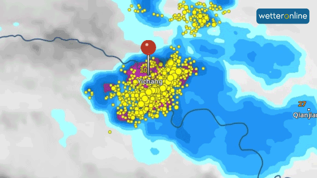 Das WetterRadar zeigt das große Unwetter mit zahlreichen Blitzen. Es traf die Stadt Yichang mit voller Wucht. 