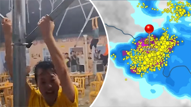 Ein sehr starkes Gewitter hat in Yichang in China das Vordach eines Restaurants in die Luft geschleudert. 