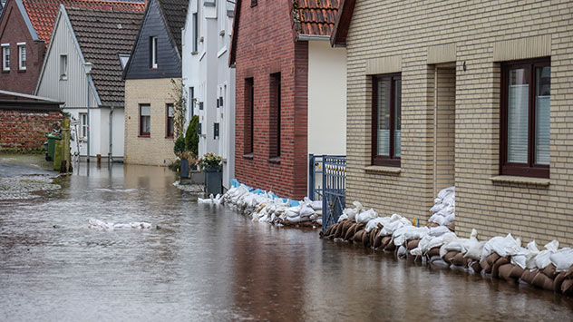 Sandsäcke sollen vor dem Eindringen der Wassermassen in die Häuser schützen.