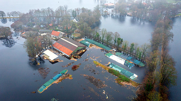 Ein Bauernhof im Bremer Stadtteil Timmersloh steht unter Wasser.