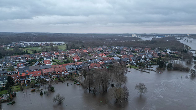 Blick von oben: Nachdem die Ems über die Ufer getreten ist, steht das Wasser auf vielen Flächen im Harener Stadtgebiet.