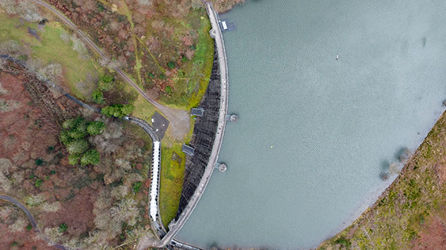 Die Sengbachtalsperre in Solingen ist randvoll. Unten wird Wasser über den Überlauf abgeleitet. 