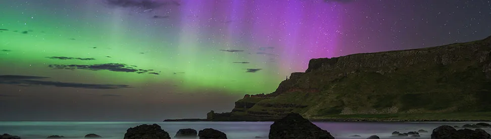 Nordlichter über der irischen Küstenlandschaft.