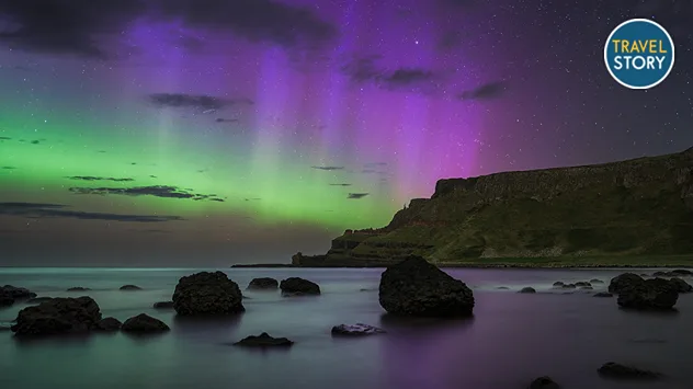 Nordlichter über der irischen Küstenlandschaft.