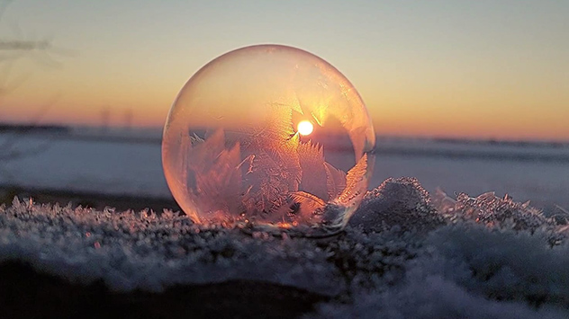 gefrorene Seifenblase im Morgenlicht